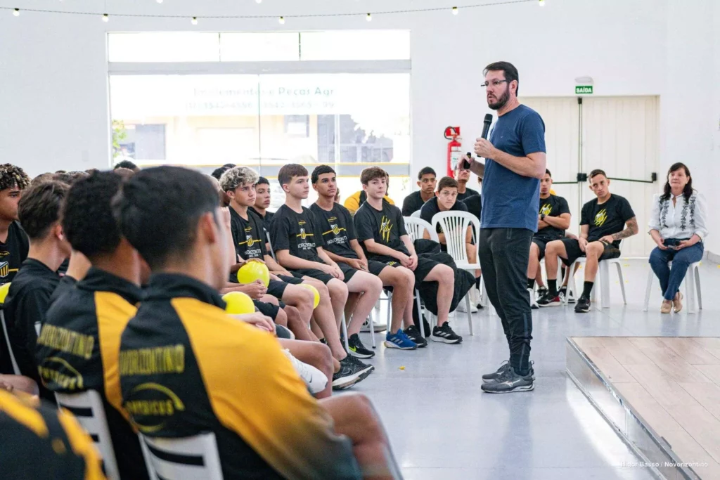 Base do Novorizontino tem palestra sobre trabalho em equipe e resolução de conflitos 6 PALESTRA.COLETIVO scaled 1