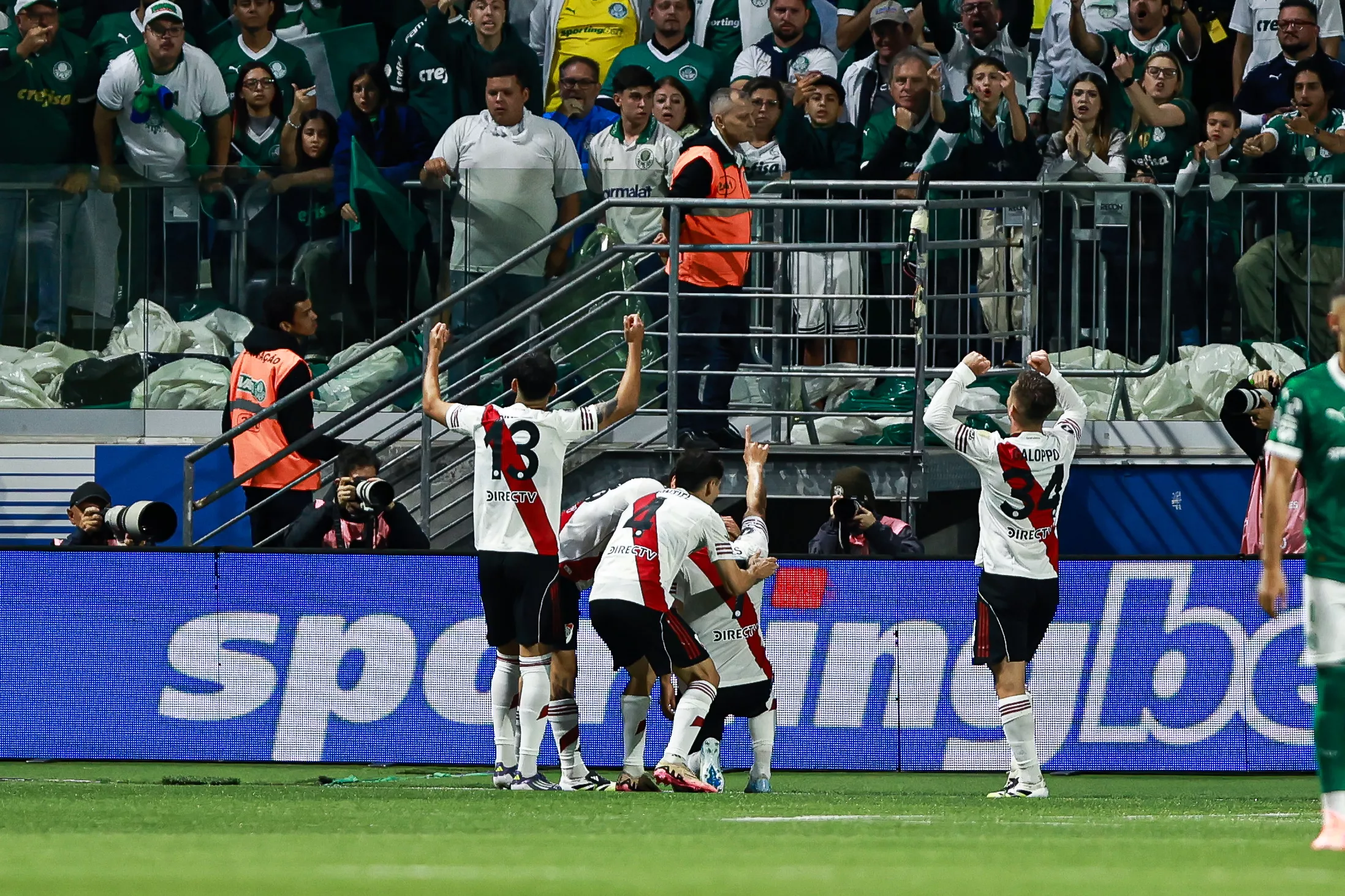 Palmeiras volta a falar sobre  a renovação de Abel Ferreira