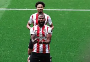 INGLÊS: Ex-servente de pedreiro comanda vitória do Brentford sobre o Manchester United