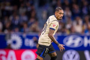 Barcelona vira na LaLiga em jogo apagado de Raphinha