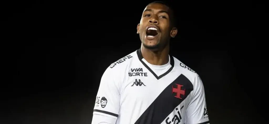 Rayan se firma como principal nome do Vasco e agradece Diniz: ‘Paizão’