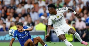 Xabi Alonso destaca liderança de Vini Jr. e minimiza banco: 'Não deve se sentir ofendido'