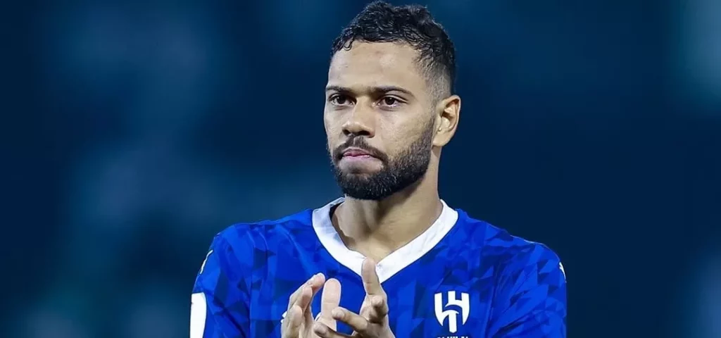 Renan Lodi treina no Athletico e aguarda rescisão com o Al-Hilal