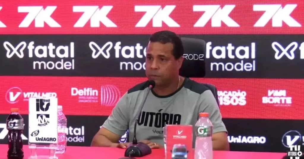 Rodrigo Chagas, do Vitória, foge da responsabilidade após expulsão de Dudu