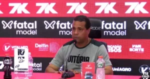 Rodrigo Chagas, do Vitória, foge da responsabilidade após expulsão de Dudu