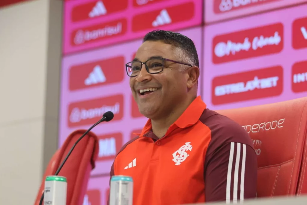 Inter banca Roger Machado e ressalta salários em dia em meio à pressão do Gre-Nal 2 Inter banca Roger Machado e ressalta salários em dia em meio à pressão do Gre-Nal (Foto: Ricardo Duarte/ Internacional)