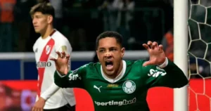 Vitor Roque é exaltado por jornal espanhol após vitória do Palmeiras sobre o River: 'Vale ouro'