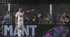 Patrocinador diminui logo na camisa do Santos após reclamações da torcida