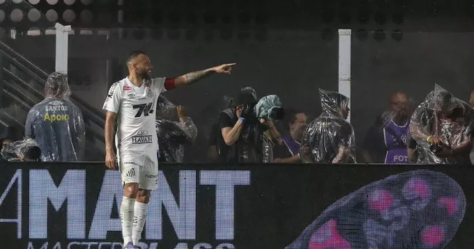 Patrocinador diminui logo na camisa do Santos após reclamações da torcida