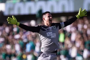 Tadeu retorna a Araraquara e reencontra torcida da Ferroviária após 6 anos