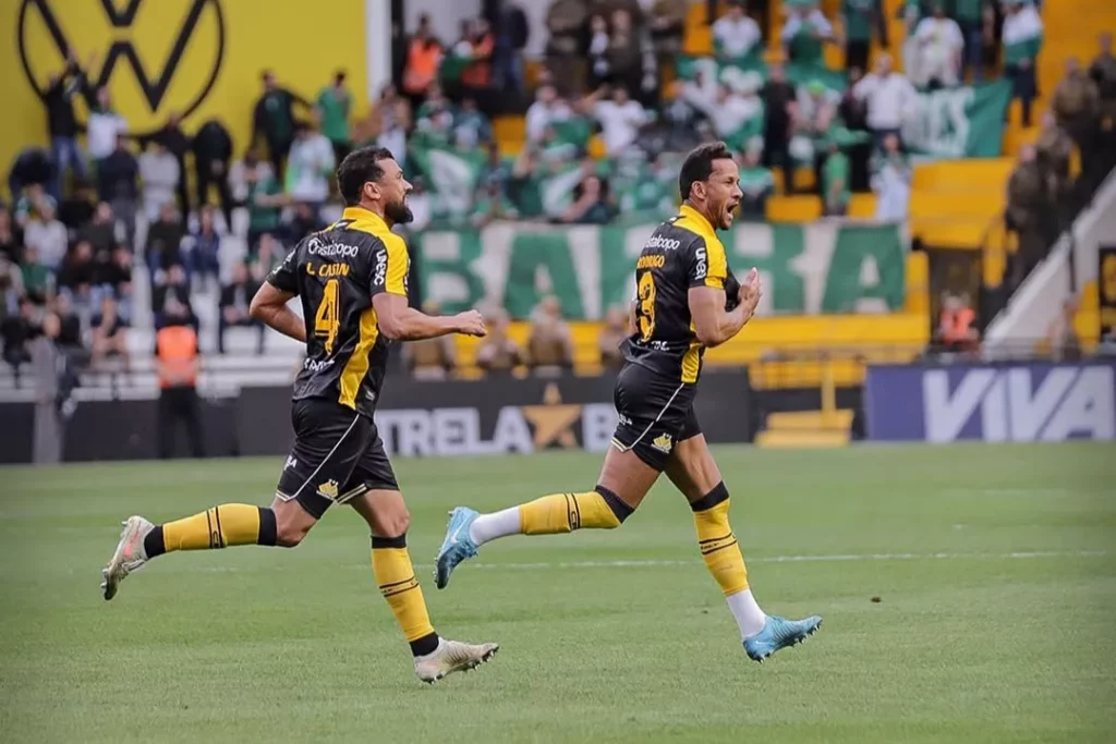 SÉRIE B: Criciúma vence clássico e Avaí entra na briga pelo G-4 2 SÉRIE B: Criciúma vence clássico e Avaí entra na briga pelo G-4 (Foto: Celso da Luz/CEC)