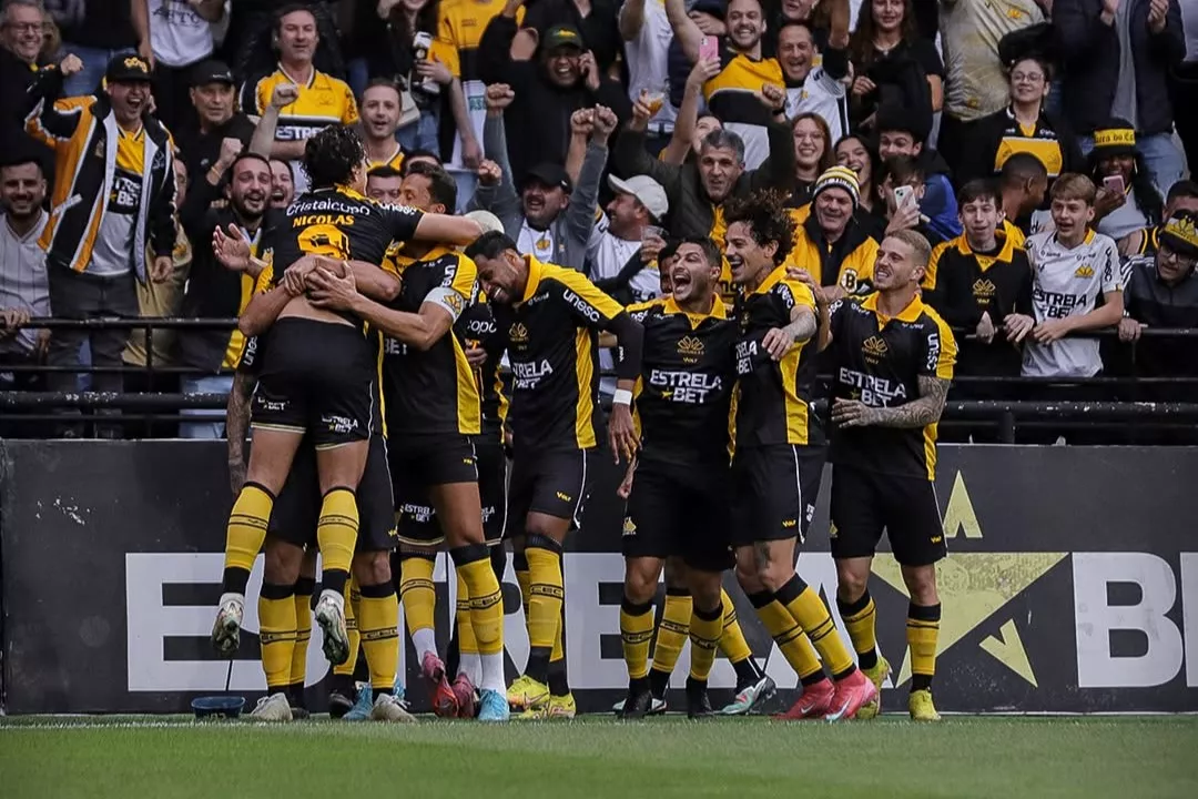 Criciúma 2 x 0 Chapecoense - Vitória no clássico e entrada no G-4 (Foto: Celso da Luz/CEC)