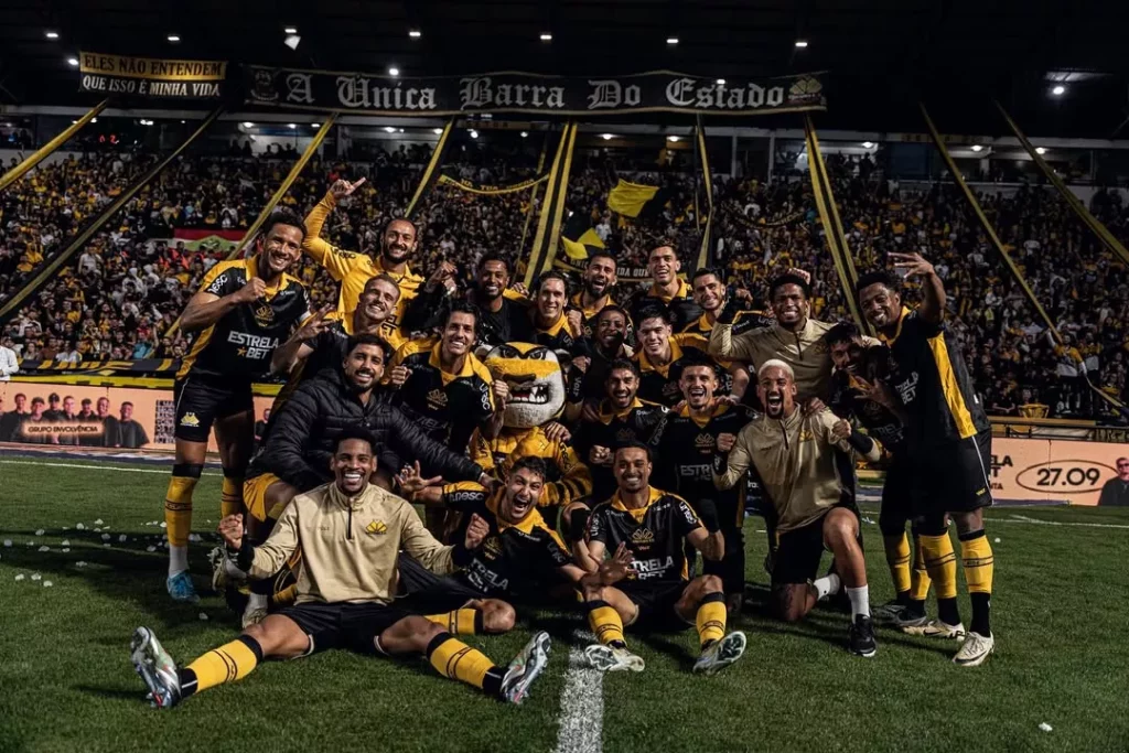 Eduardo Baptista exalta torcida do Criciúma e celebra vitória no clássico (Foto: Divulgação)