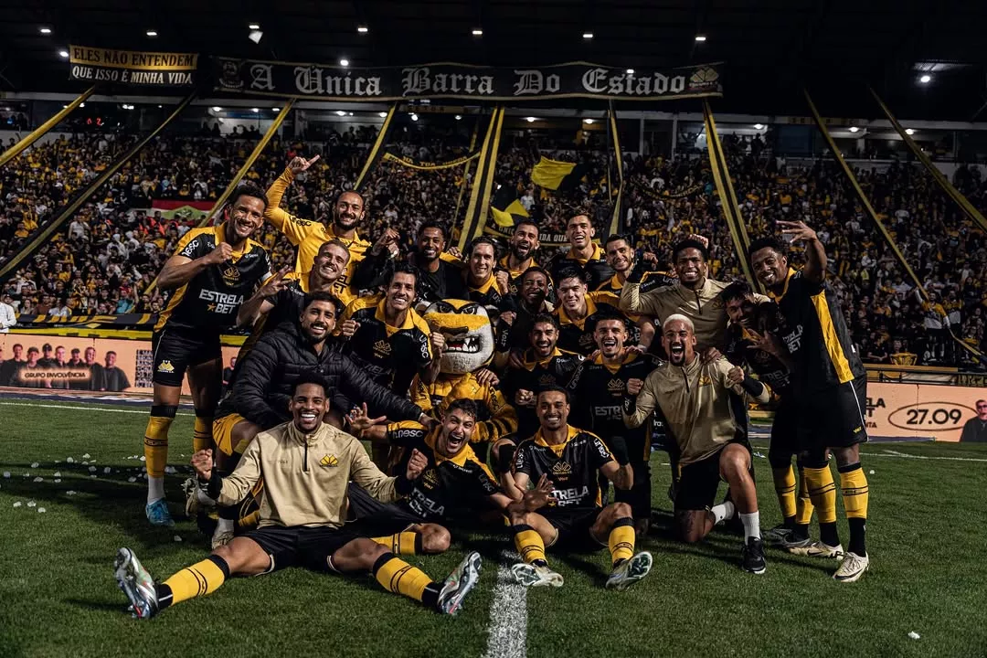 Eduardo Baptista exalta torcida do Criciúma e celebra vitória no clássico (Foto: Divulgação)