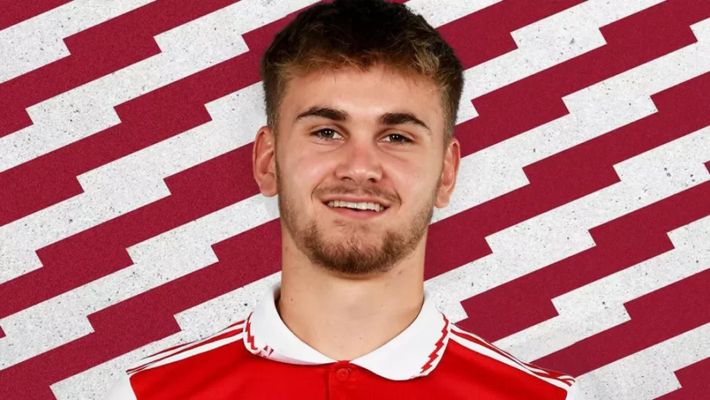 Luto! Morre ex-atacante do Arsenal de 21 anos após sofrer grave lesão cerebral em choque durante jogo