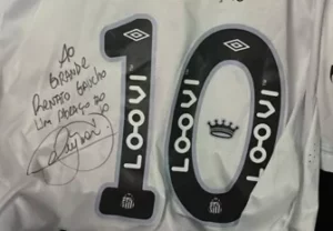 Renato Gaúcho recebe camisa autografada de Neymar após Santos x Flu