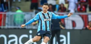 Noriega brilha na estreia pelo Grêmio e recebe elogio de Mano Menezes