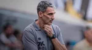 Vojvoda estreia no Santos e fala sobre os jogadores da base