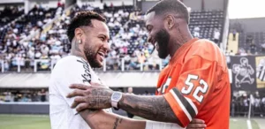 Neymar tatua escudo do Santos e homenageia Rei Pelé