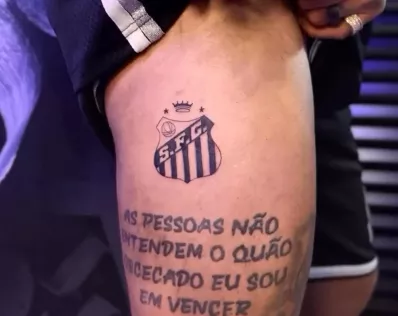 Neymar tatua escudo do Santos e homenageia Rei Pelé 2 Screenshot 1082