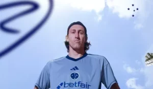 Cruzeiro lança camisa de goleiro em homenagem a ídolos
