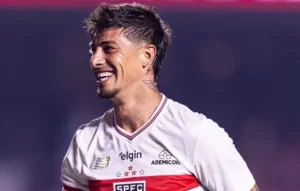 Volta de Rigoni ao São Paulo é marcada por boa atuação e chute na trave