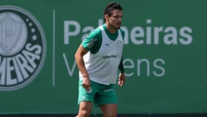 Veiga revela 'sacrifício' no Palmeiras e vibra com retorno sem dores