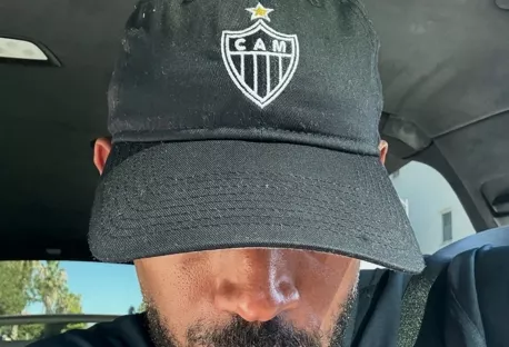 Astro de Hollywood Marlon Wayans exibe boné do Galo e empolga torcida