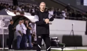 Sem vencer há 4 jogos, Ferroviária demite técnico Vinícius Bergantin