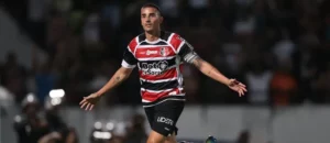 Atitude exemplar: Thiago Galhardo ajuda colegas e funcionários no Santa Cruz