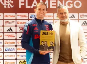 Filipe Luís completa 1 ano treinando o Flamengo e é homenageado: 