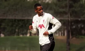 Isak treina no Liverpool e pode estrear na Premier League