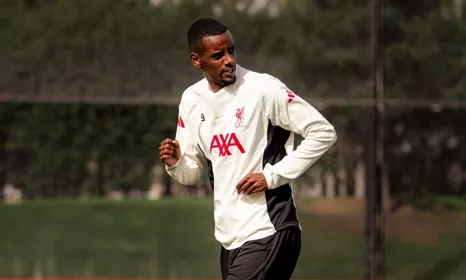 Isak. Foto: Divulgação/Liverpool