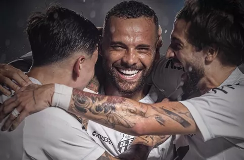 Guilherme protagoniza San-São e busca manter boa fase. (Foto: Divulgação/Santos)