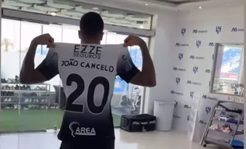 João Cancelo veste a camisa do Corinthians em vídeo publicado nas redes sociais. (Foto: Reprodução/Instagram/@jpcancelo)