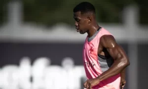 Vasco busca solucionar defesa com Cuesta e Robert Renan para Série A