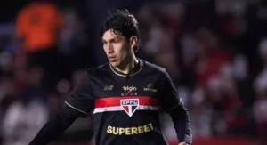 Ferraresi brilha no São Paulo e lidera desarmes no Brasileirão