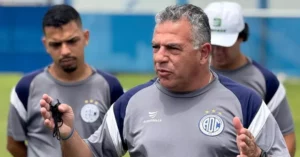 Após sofrer com escanteios, Confiança treina bola parada para encarar o Bahia