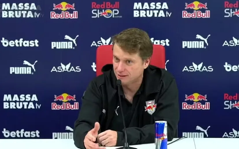 Fernando Seabra critica árbitro após polêmica no VAR em jogo do Red Bull Bragantino 2 Seabra Bragantino 2025