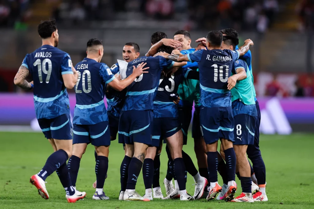 Peru 0 x 1 Paraguai - Vitória para terminar Eliminatórias em alta (Foto: Divulgação)