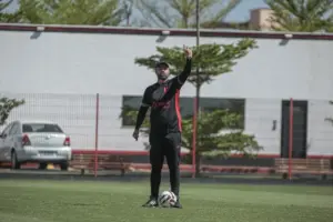 Técnico do Atlético-GO destaca importância do clássico e pressão pelo resultado