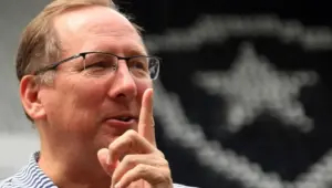 Decisão judicial fortalece posição de Textor no Botafogo