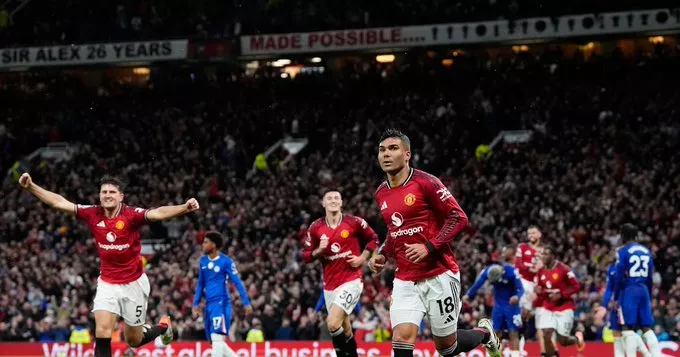 Casemiro faz gol e é expulso na vitória do Manchester United sobre o Chelsea na Premier League