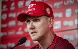 Série B: Vila Nova demite Paulo Turra após novo tropeço