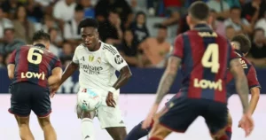 Jornais espanhóis exaltam Vini Jr. após golaço em vitória do Real Madrid: 'Voando'