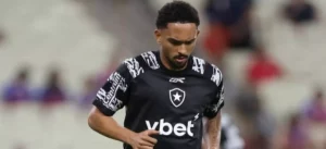 Titular do Botafogo vira alvo de três clubes da Europa