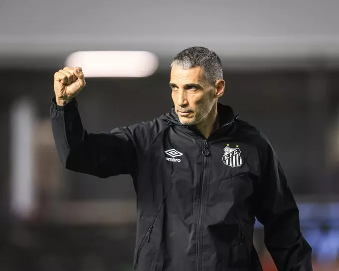 Vojvoda prega Santos 'mirando para cima' e espera que vitória tire ansiedade do setor ofensivo
