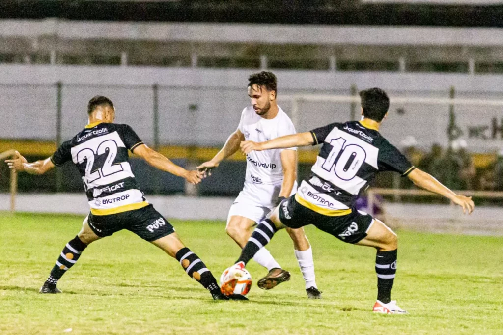 Comercial 1 x 1 XV de Piracicaba – Nhô Quim empata no fim em duelo com desafio do vídeo