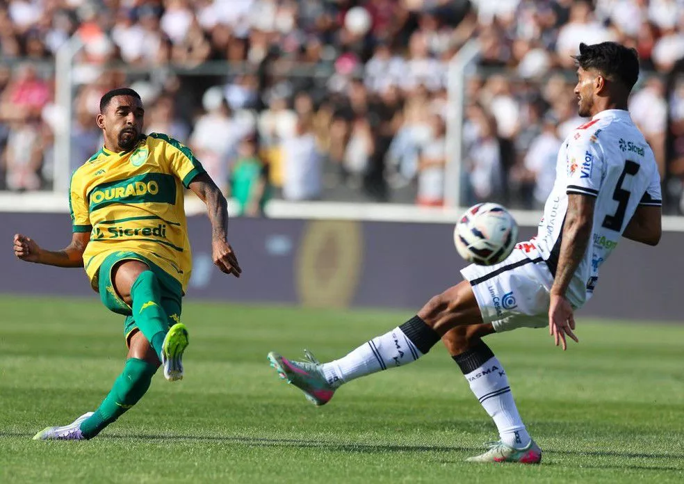 Mateusinho recebeu terceiro cartão amarelo contra o Operário-PR — Foto: AssCom Dourado