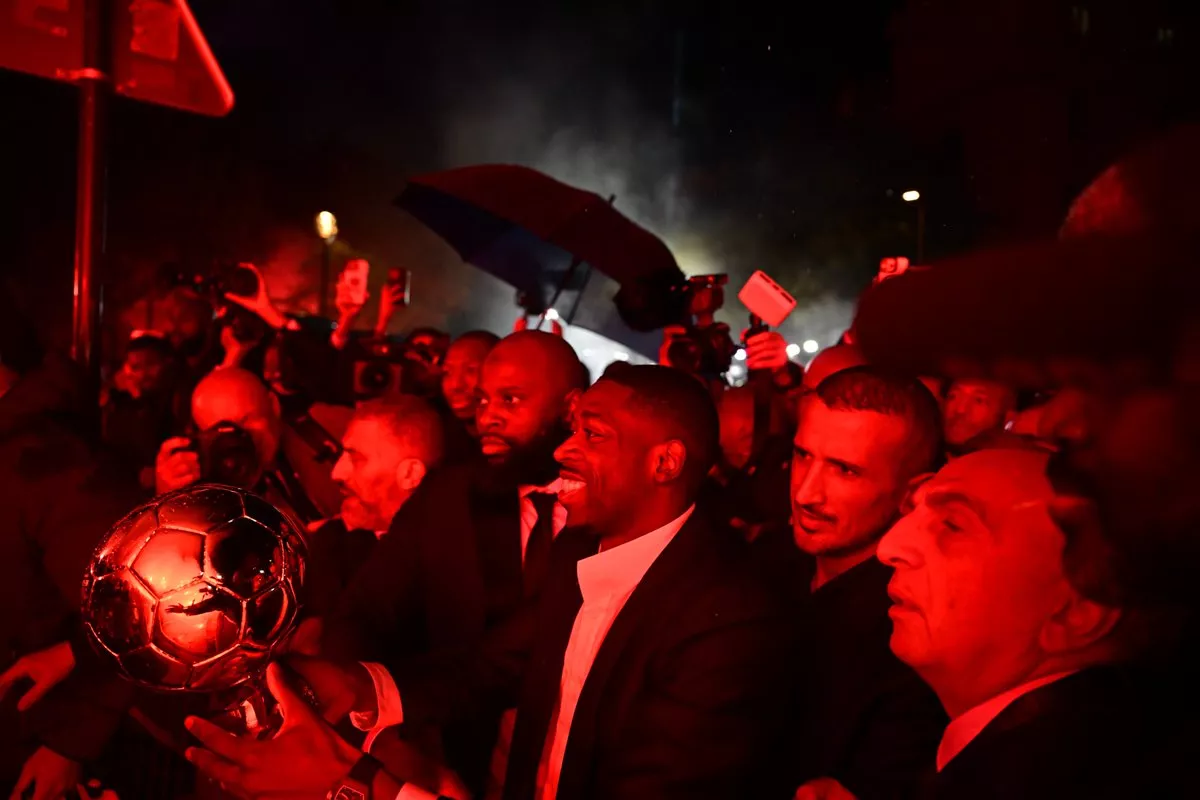 Imprensa internacional destaca conquista da Bola de Ouro por Dembélé: ‘Novo rei do futebol’